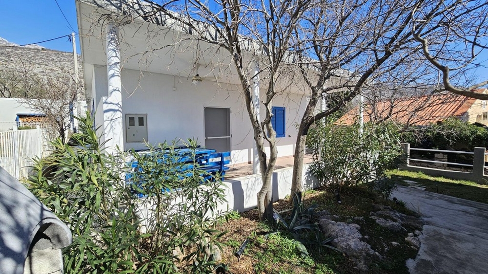 Dom parterowy z tarasem i ogrodem