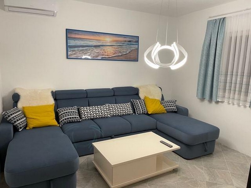 Pokój dzienny z sofą i nowoczesnym oświetleniem