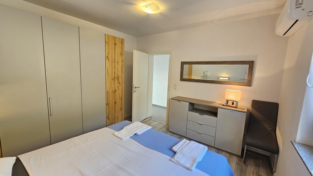 Sypialnia z szafą i lustrzaną komodą