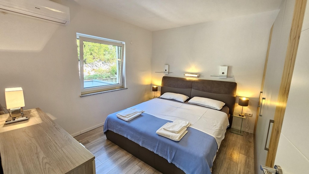 Sypialnia z podwójnym łóżkiem i stolikami nocnymi