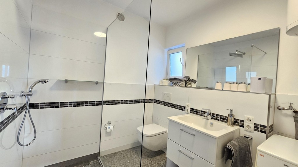 Nowoczesna łazienka z prysznicem i toaletką