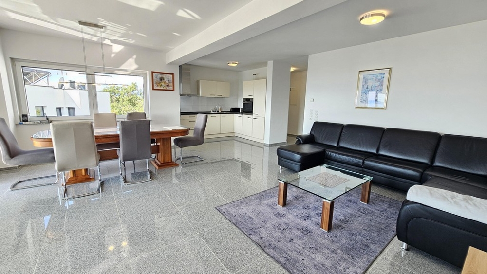 Jasny salon z jadalnią i kuchnią