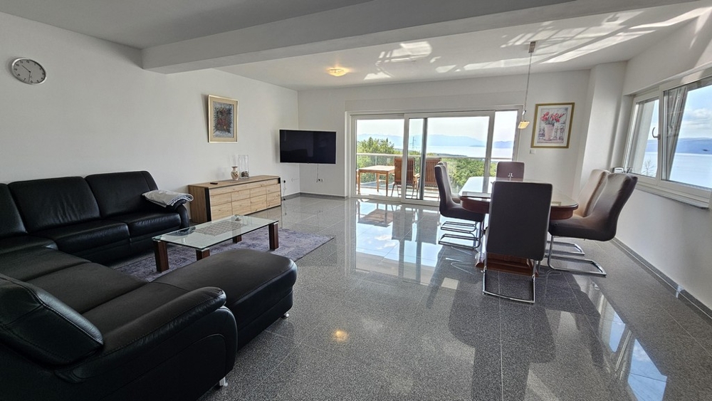 Pokój dzienny z dużą kanapą i widokiem na taras