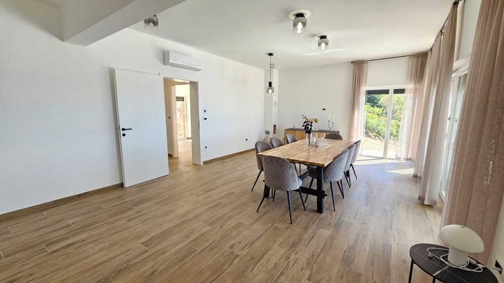 Nowoczesna część dzienna i jadalniana z wyjściem na taras