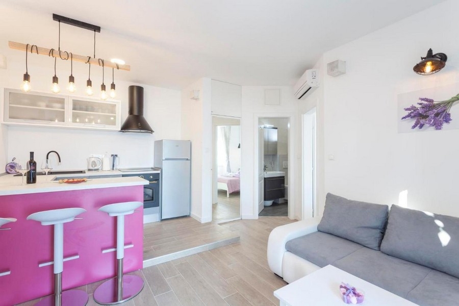 Nowoczesna kuchnia z barem śniadaniowym i salonem