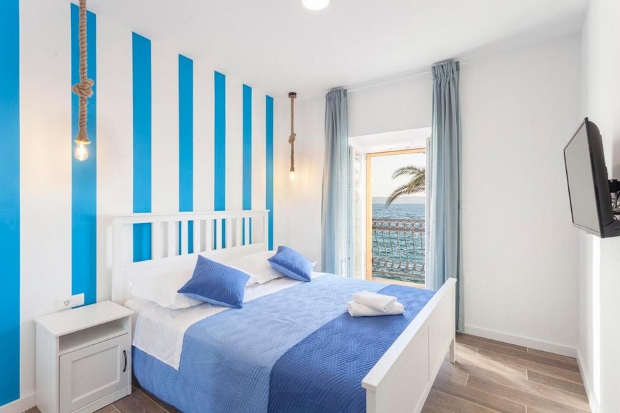 Sypialnia z podwójnym łóżkiem i widokiem na morze