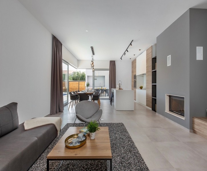 Jasny salon z kominkiem i wyjściem na taras