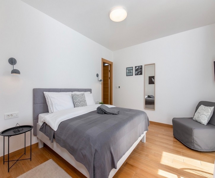 Sypialnia z podwójnym łóżkiem i nowoczesnymi meblami