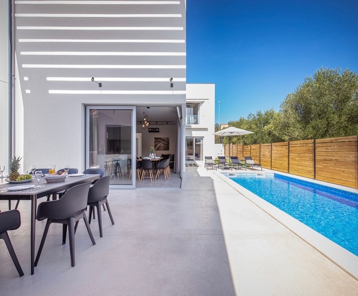 Taras z jadalnią i widokiem na basen