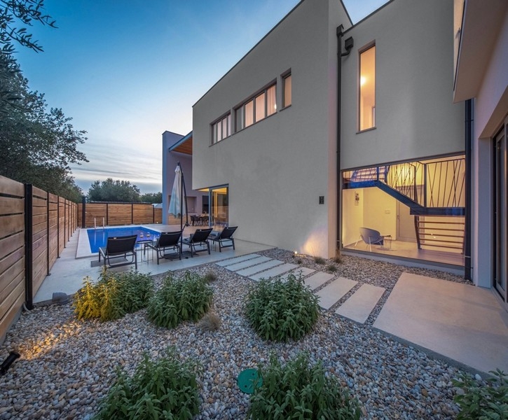 Willa z ogrodem i basenem wieczorem