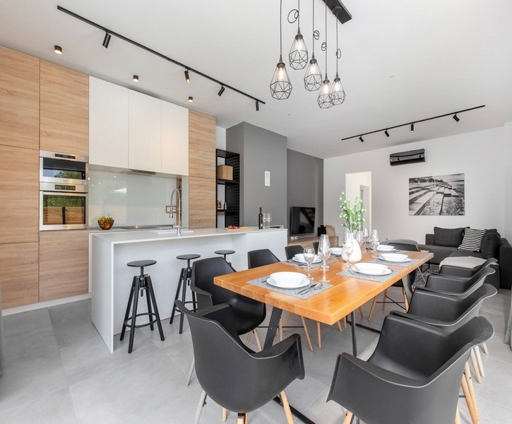 Otwarta kuchnia z jadalnią i nowoczesnym wyposażeniem