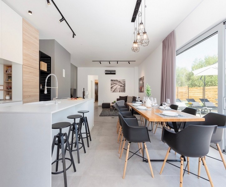 Jadalnia z dostępem do tarasu i widokiem na basen