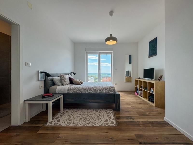 Duża dwuosobowa sypialnia z widokiem na morze