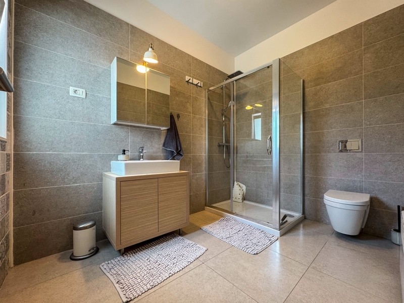 Nowoczesna łazienka z prysznicem i toaletką