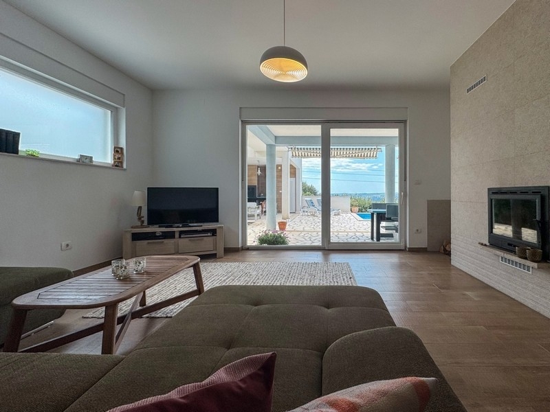 Jasny salon z widokiem na basen i morze