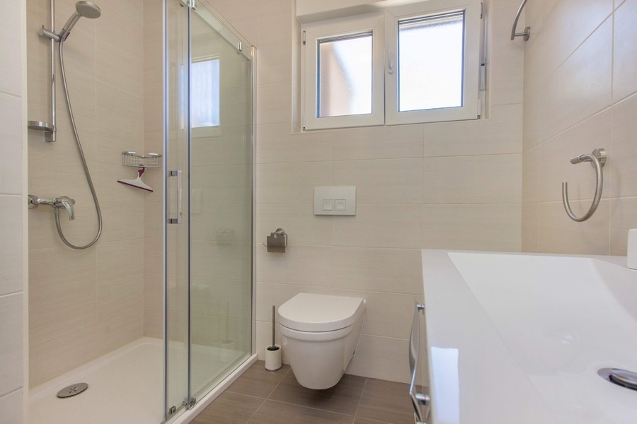 Nowoczesna łazienka z prysznicem, toaletą i umywalką