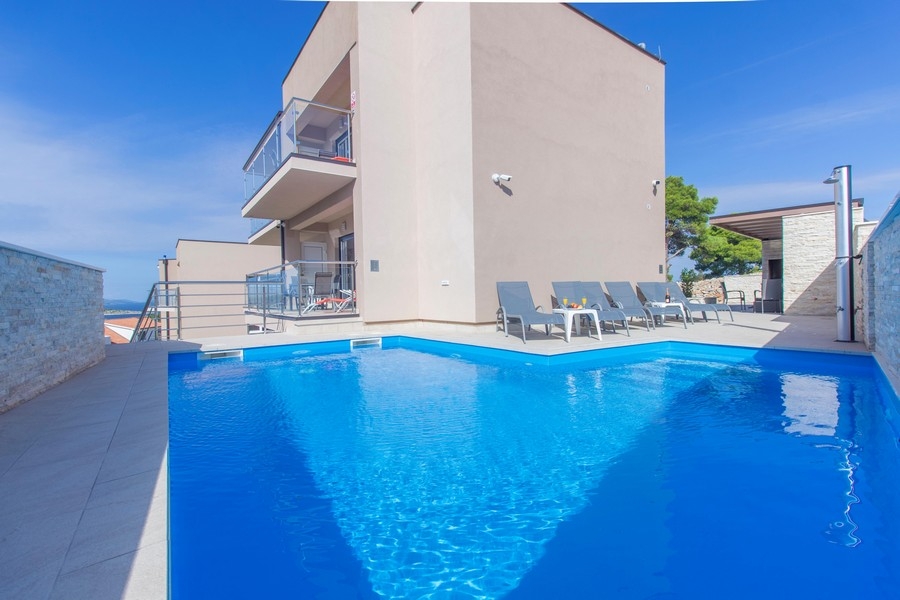 Nowoczesny basen z tarasem słonecznym przed Willą H3715