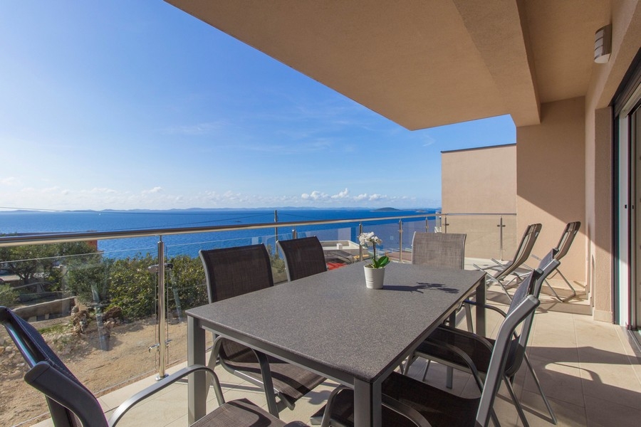 Taras ze stołem jadalnym i widokiem na morze - nieruchomość H3715
