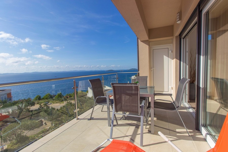 Balkon z miejscem do siedzenia i panoramicznym widokiem na Adriatyk