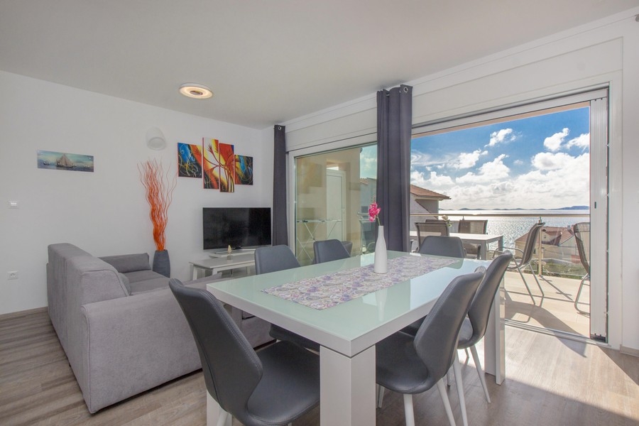 Jadalnia z dużym oknem i widokiem na morze