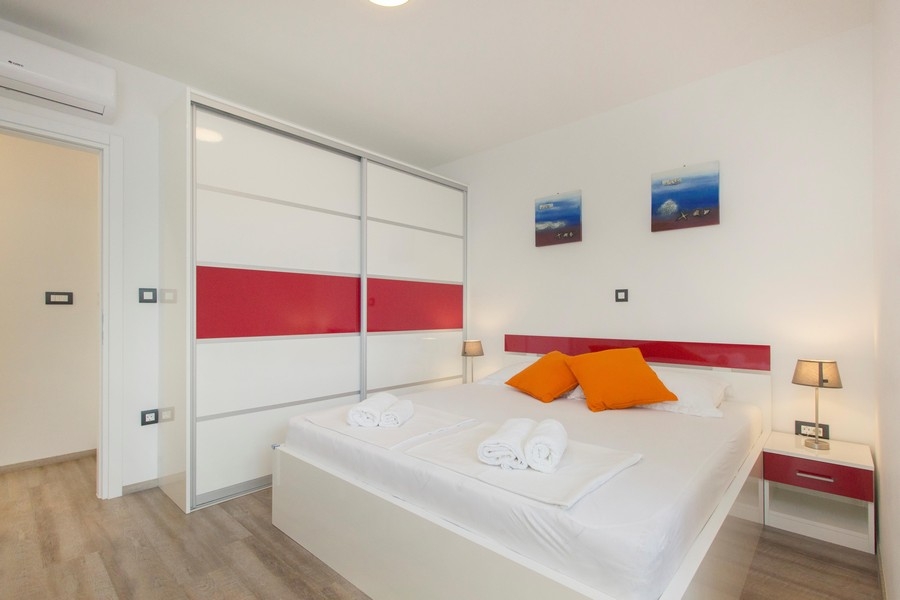 Sypialnia z łóżkiem małżeńskim i szafą wnękową