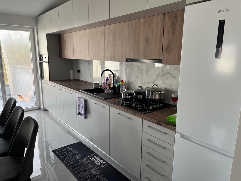 Kuchnia w zabudowie z szafkami górnymi i dolnymi