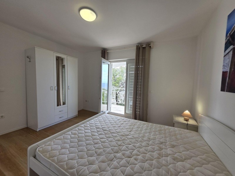 Sypialnia z łóżkiem małżeńskim i dostępem do balkonu