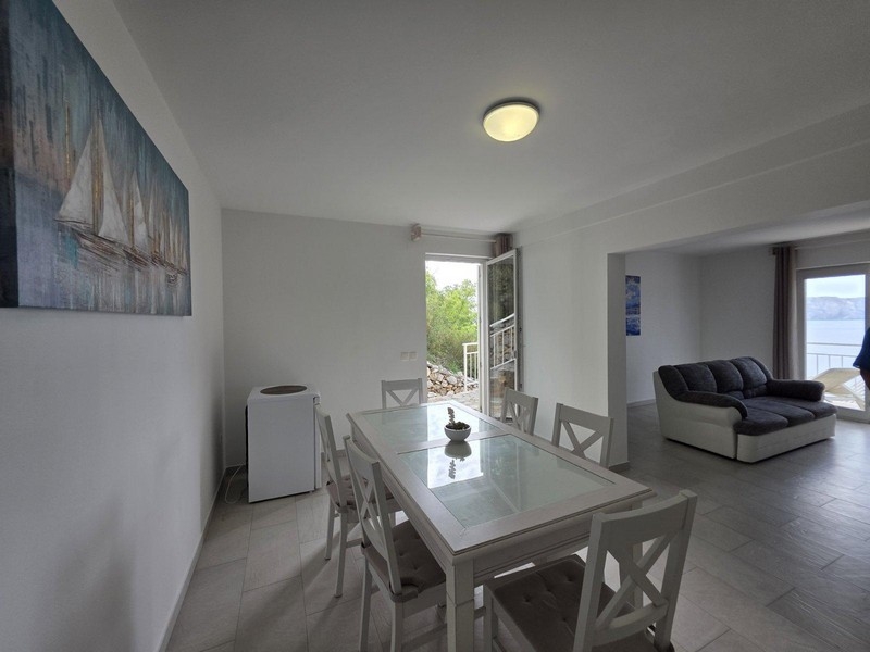 Jadalnia z wyjściem na taras, widok na morze