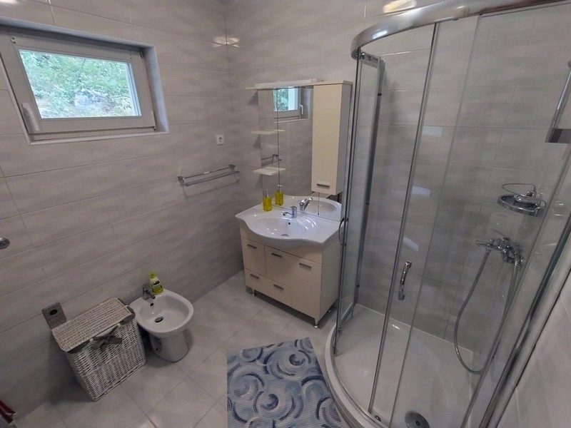 Nowoczesna łazienka z prysznicem i bidetem