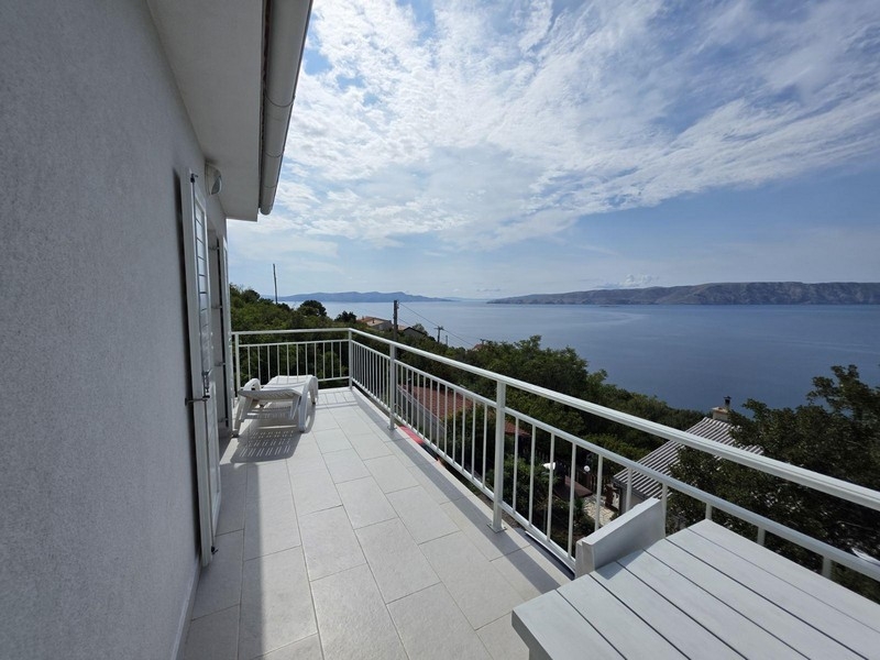 Taras z widokiem na morze i leżakiem