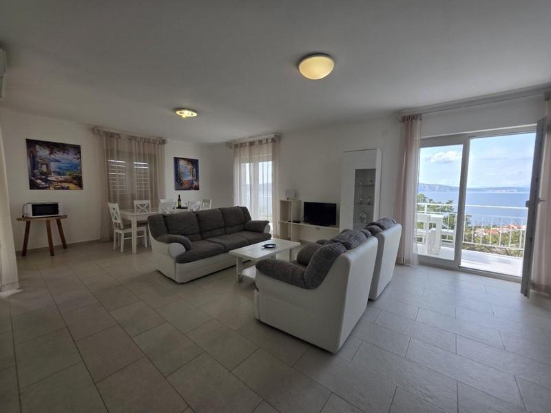 Przestronny salon z wyjściem na taras