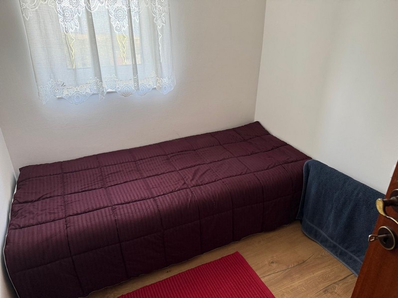 Mała sypialnia z łóżkiem pojedynczym