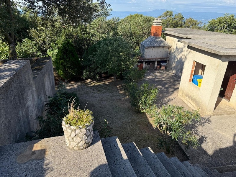 Schody do ogrodu z budynkami gospodarczymi i grillem