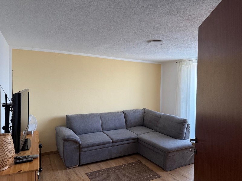 Pokój dzienny z sofą i telewizorem