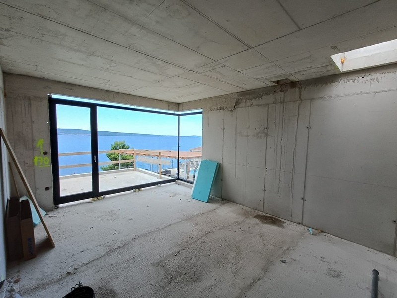 Górne piętro z widokiem na morze i tarasem