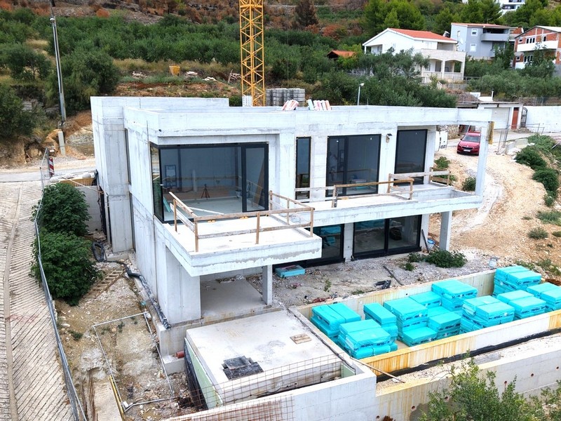 Nowoczesna willa z basenem w stanie surowym - na sprzedaż w Omis.