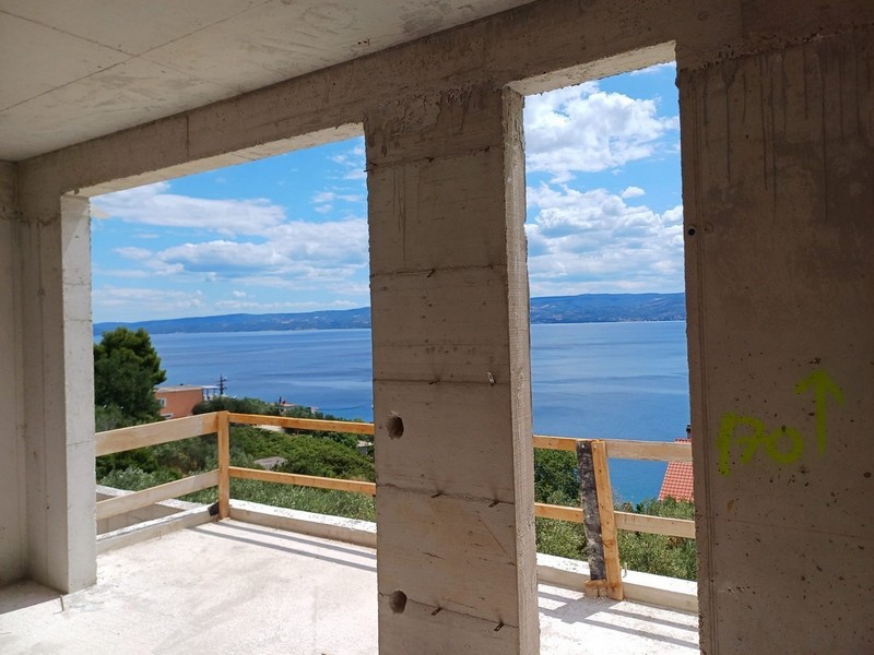 Konstrukcja szkieletowa z widokiem na morze z tarasu