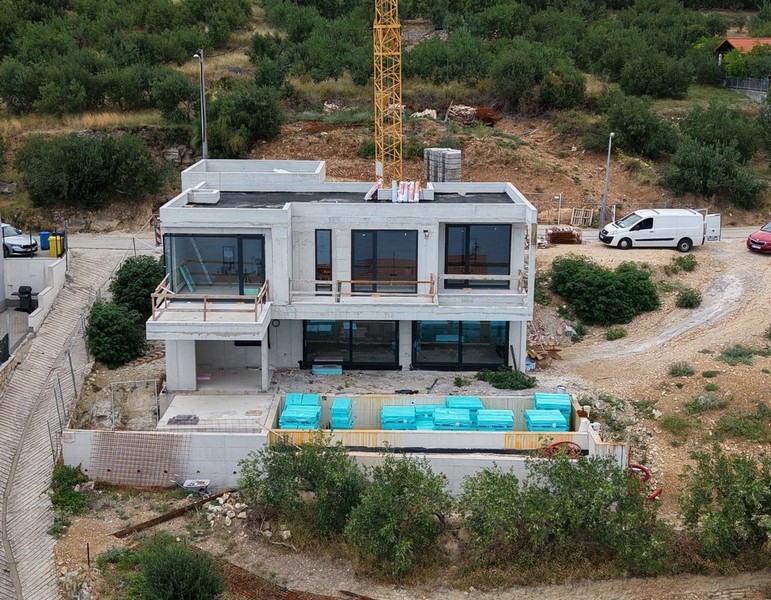Nowa willa z basenem w budowie z powietrza