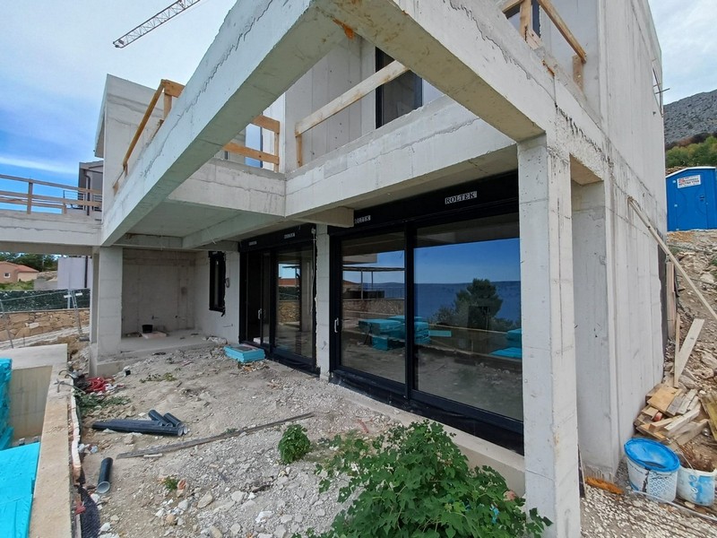 Parter z dużymi przeszklonymi frontami w budowie