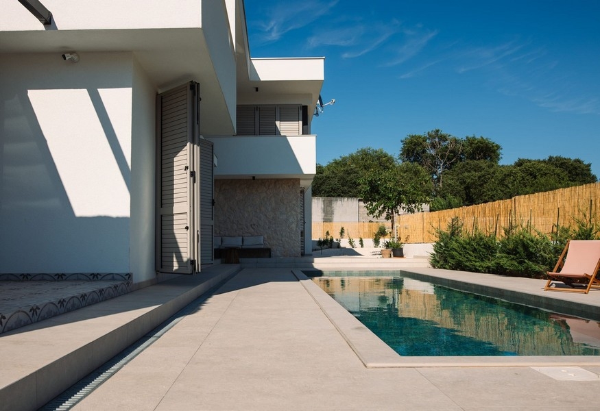 Widok z boku willi H3720 w Chorwacji.