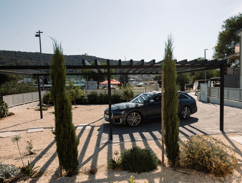 Miejsca parkingowe na zewnątrz Willi H3720.