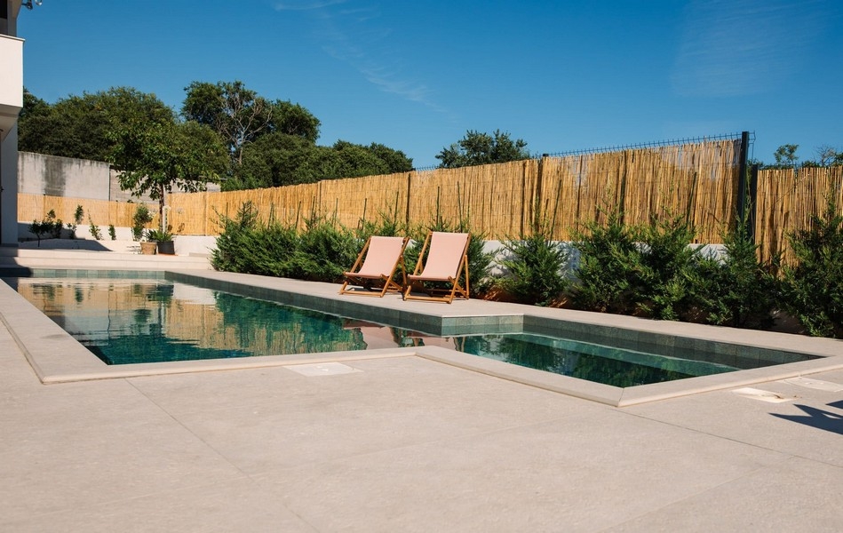 Śródziemnomorski basen z tarasem słonecznym i śródziemnomorską roślinnością w pobliżu Sibenika.