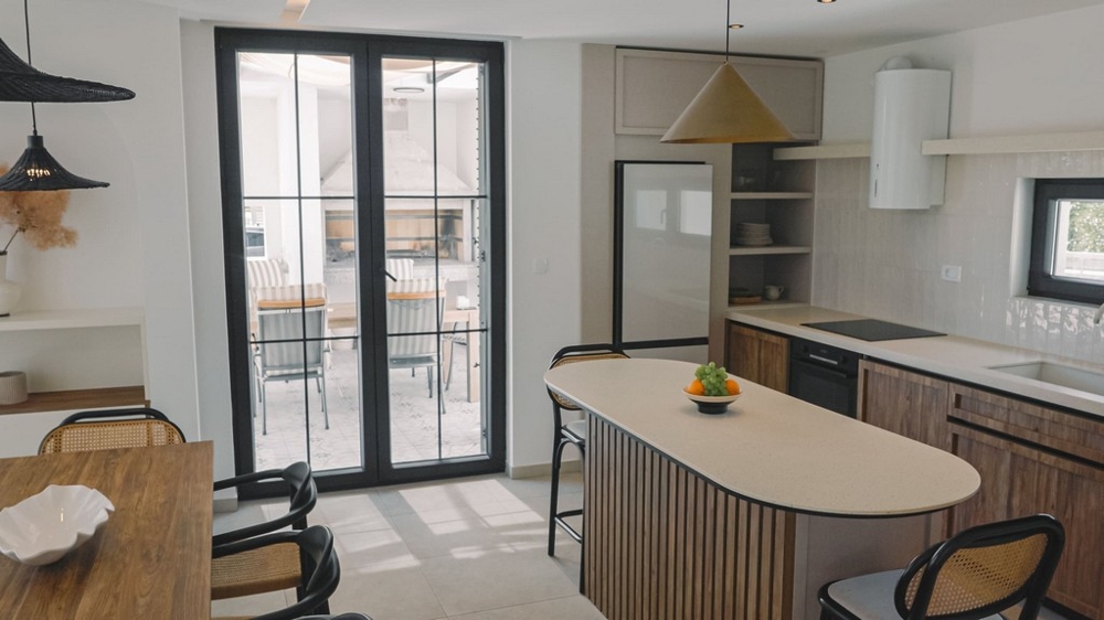 Kuchnia i jadalnia w willi H3720 w Dalmacji.