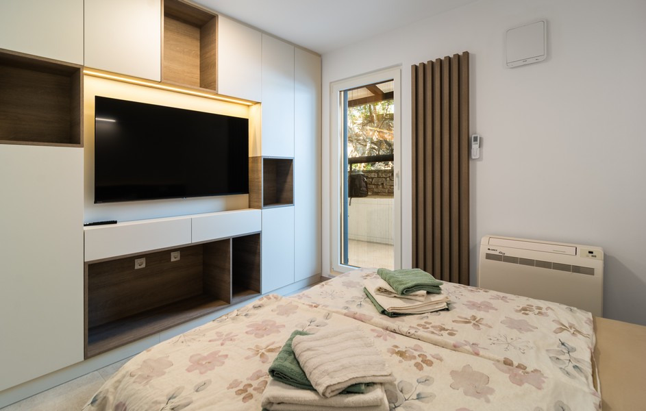 Pokój gościnny z łóżkiem małżeńskim i szafą wnękową