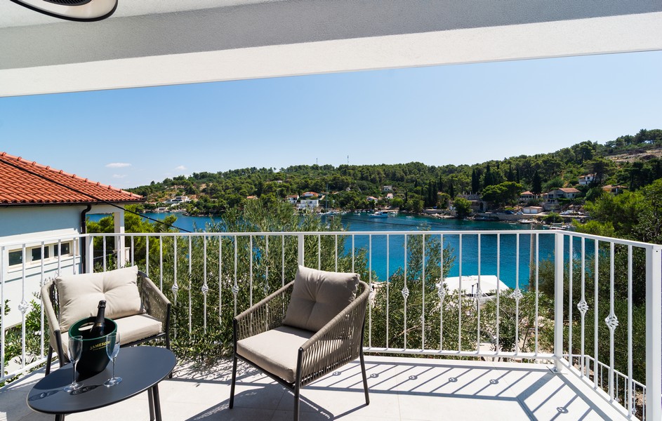 Dom nad morzem na sprzedaż w Solta w Dalmacji.