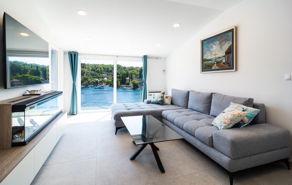 Nowoczesny salon z widokiem na morze i dużym szklanym frontem