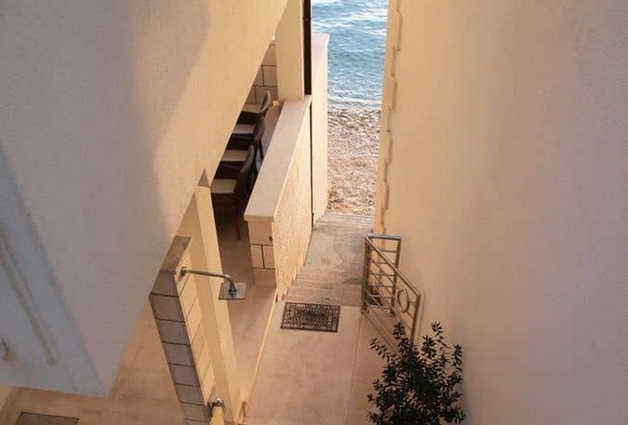 Prysznic na zewnątrz i dostęp do plaży.