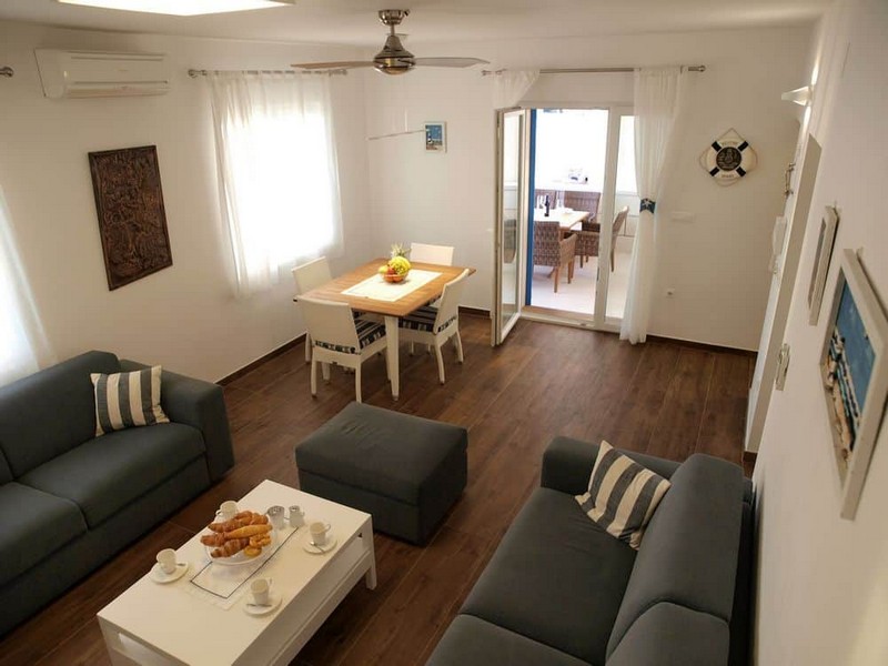 Część dzienna i widok na morze z tarasu.