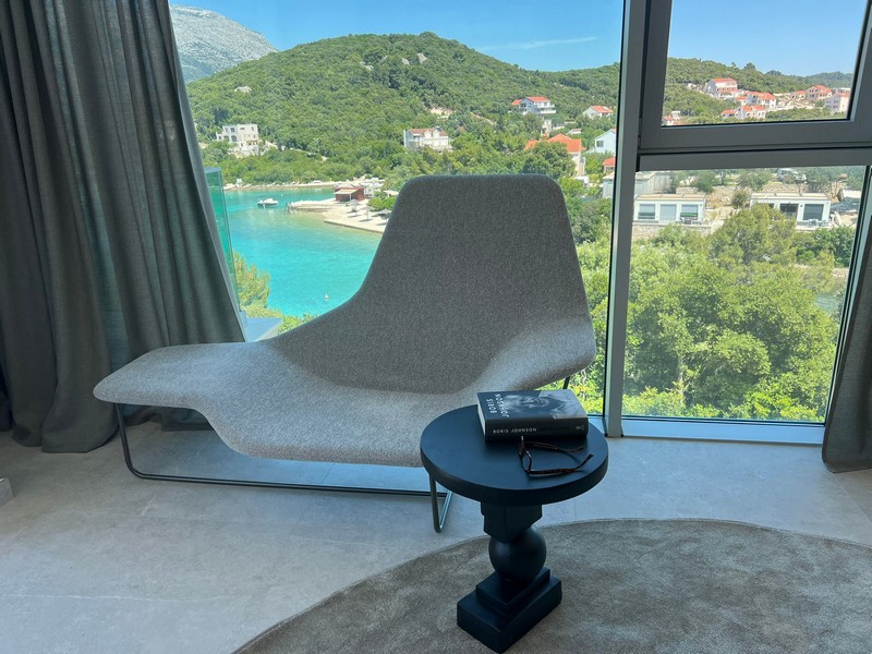 Salon z widokiem na morze.