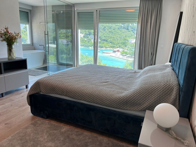 Sypialnia z pięknym widokiem na morze.